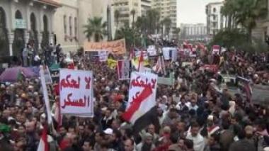 Egypte: investiture du nouveau gouvernement, l'armée renforce le PM