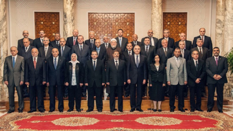 قنديل في رسالة استقالته لمرسي: طيور الظلام وقفوا أمام تقدم مصر