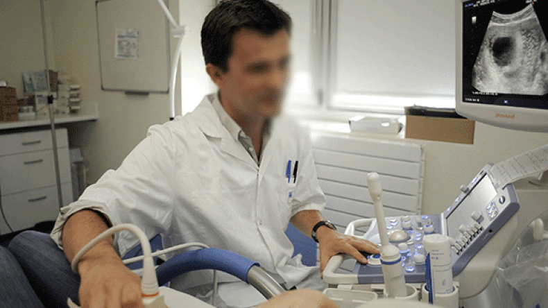 تعويض القابلات بالرجال حرام وسيتسبب في فتنة