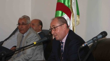 Paris pushes with one of its diplomatic weights in Algeria