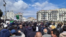 المطالبة بحوار مكتمل الأركان مع مكونات الشعب