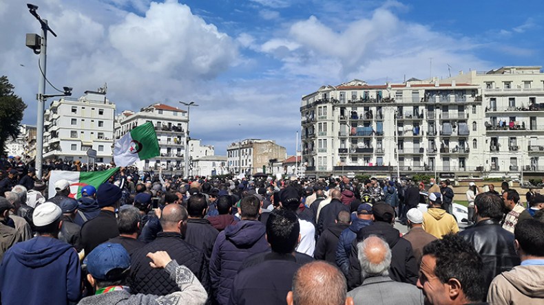 المطالبة بحوار مكتمل الأركان مع مكونات الشعب