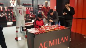 بن ناصر يستقبل مُشجّعي الميلان