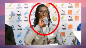 مدرب السنيغال يُثير الجدل بِشربه الماء في رمضان