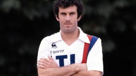 باريس تكرّم الأسطورة الجزائرية مصطفى دحلب