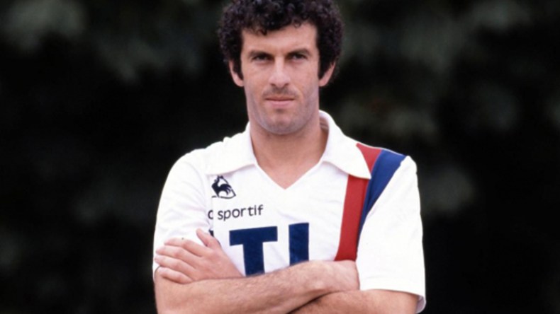 باريس تكرّم الأسطورة الجزائرية مصطفى دحلب