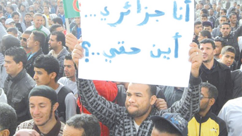 الأجهزة الأمنية تفضّ وقفة احتجاجية لنشطاء بالأبيار