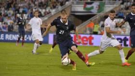 علما الجزائر وفلسطين في مباراة صربيا وفرنسا