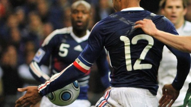 مزاعم عن تقديم بلاتر لرشوة من أجل تأهّل فرنسا إلى مونديال 2010