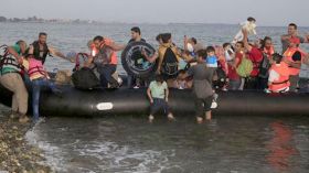 “حرّاڤة” جزائريون يتقاسمون قوارب الموت مع اللاجئين السوريين