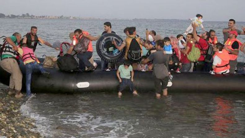 “حرّاڤة” جزائريون يتقاسمون قوارب الموت مع اللاجئين السوريين