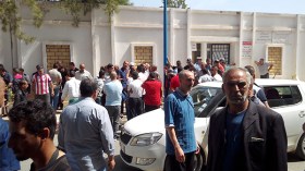 سكان قرية قارة احمد يحتجون أمام مقر ولاية بومرداس