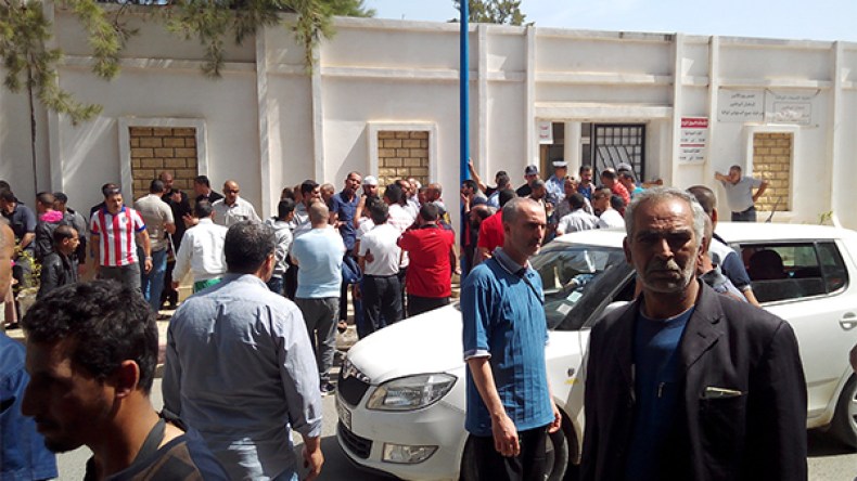 سكان قرية قارة احمد يحتجون أمام مقر ولاية بومرداس