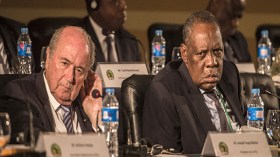 الفساد نخر جسده.. حياتو “مات إكلينيكيا” ويتغذّى من مصل بقاء بلاتر