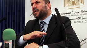 مستشار عباس يدعو للثورة على حماس