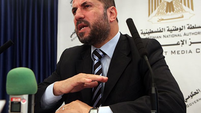 مستشار عباس يدعو للثورة على حماس