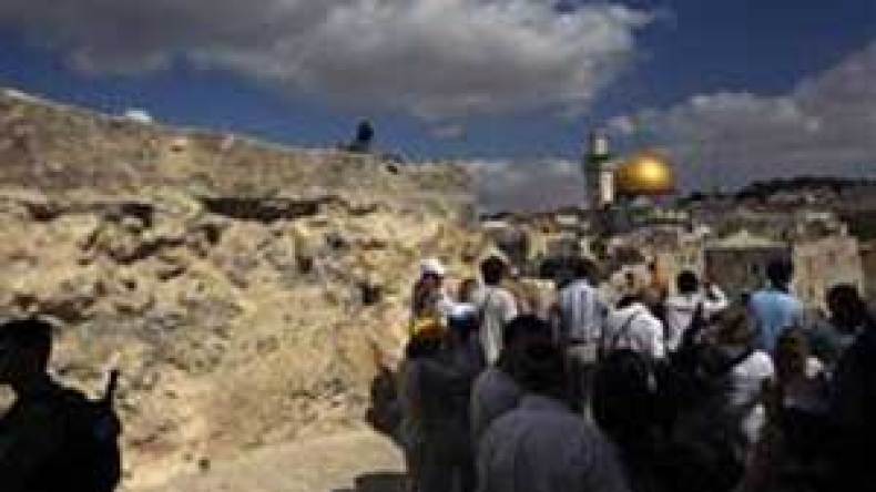 استعدادات صهيونية لإزالة حي عربي بأكمله جنوب المسجد “الأقصى”