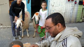 تجّار ومنحرفون يستغلّون الأطفال في تجارة السكاكين والسواطير!