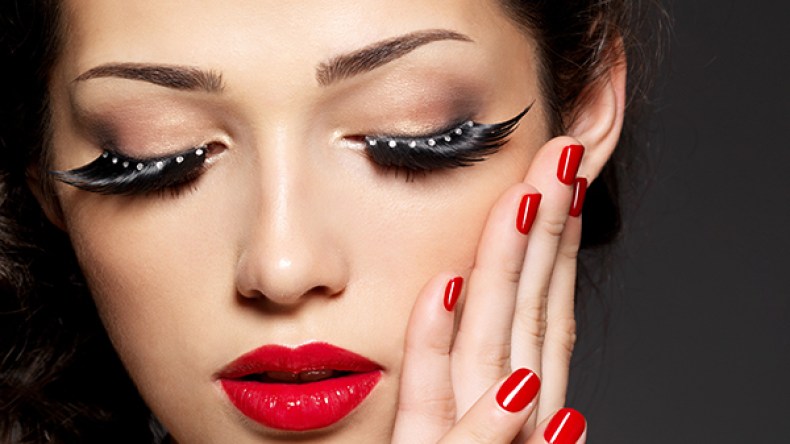 رُموش الأبقار والغزلان في عيون الجزائريات