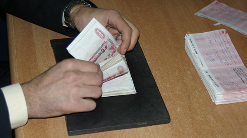 مطالب بالتحقيق في وجهة 900 مليار من أموال المعلمين