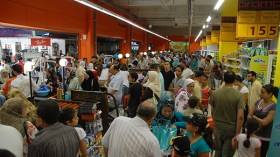 جزائريون يتهافتون على تخزين الحلويات ومواد التجميل والأدوية..