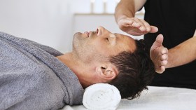 العلاج بالطاقة.. حقيقة أم احتيال!