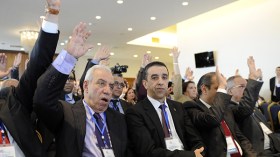 رجال الأعمال يعيدون ترتيب أوراقهم