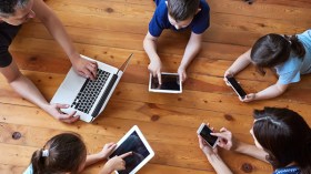 طلاق عاطفي للأزواج.. عزلة للأطفال وخراب للبيوت بسبب الأنترنت!