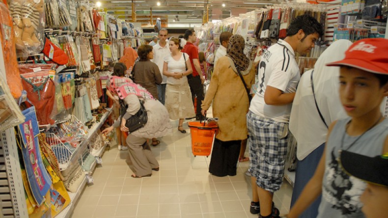 فقراء يزاحمون الأثرياء في المراكز التجارية قبيل العيد