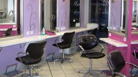 منع الممارسات الطبية والصيدلانية بصالونات الحلاقة والتجميل