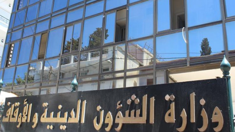 “قنابل أخلاقية” و”أمراض نفسية” على مكاتب لجان الفتوى!