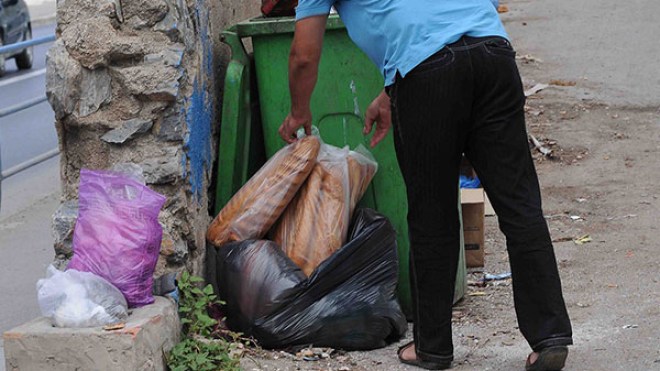 رغم التقشف.. 25 مليون خبزة ترمى في “المزابل” بالعاصمة سنويا
