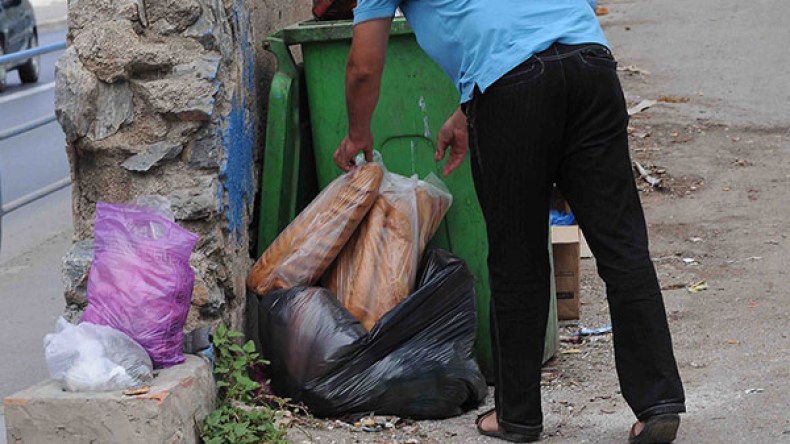 رغم التقشف.. 25 مليون خبزة ترمى في “المزابل” بالعاصمة سنويا