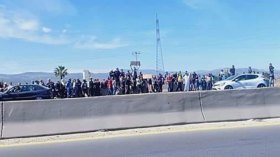 عمال مجمع حدّاد يغلقون الطريق السيّار للمطالبة بأجورهم