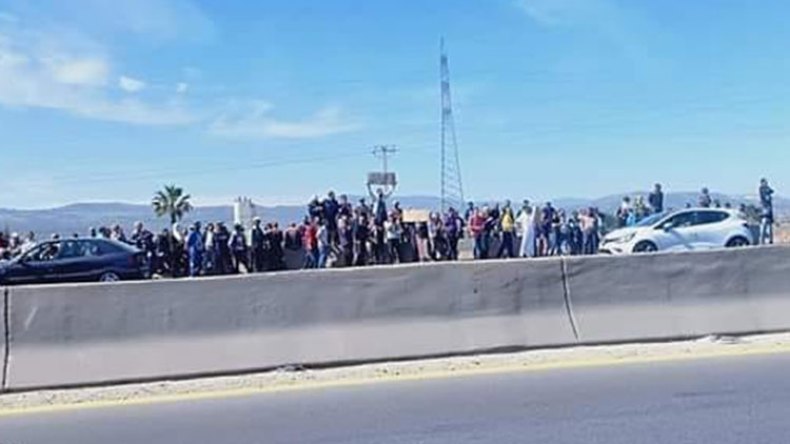 عمال مجمع حدّاد يغلقون الطريق السيّار للمطالبة بأجورهم