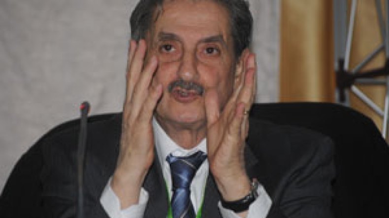 “سأكشف أسرارا خطيرة قبل رحيلي من الفاف”