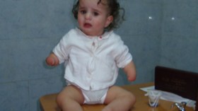 هديل ولدت بلا يدين ولا قدمين وتحولت إلى مجمع للعاهات بسطيف