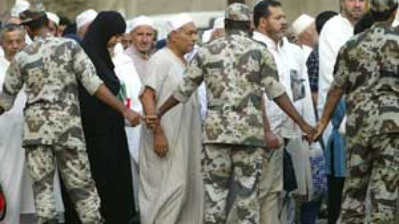 حجاج جزائريون ينددون ببعض أعضاء البعثة