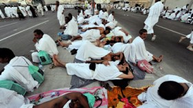 عشرات الحجاج الجزائريين يبيتون في العراء احتجاجا على بعد الفنادق