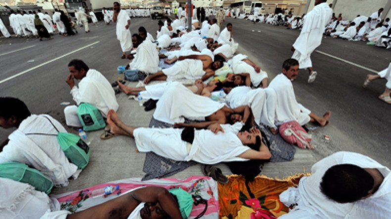 عشرات الحجاج الجزائريين يبيتون في العراء احتجاجا على بعد الفنادق