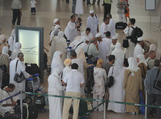 Près de 300 pèlerins otages à l’aéroport 12 heures durant !