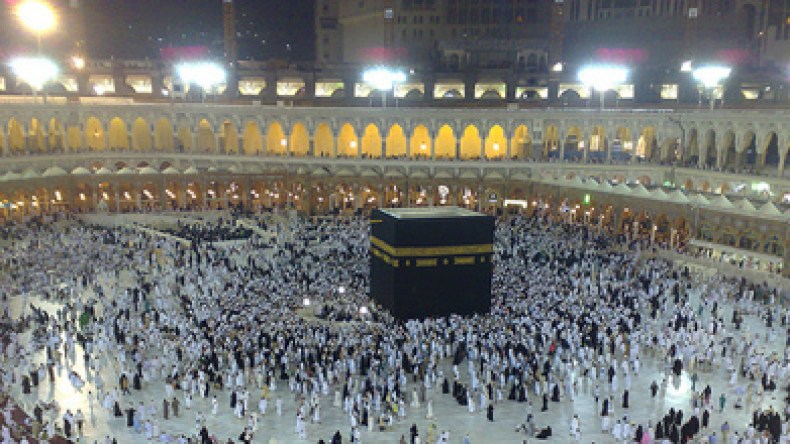 إمام وعشرات المصلين ضحية احتيال باسم الثقة والمسجد والحج