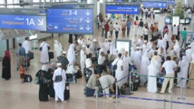 إحتجاز 276 معتمر 12 ساعة بالمطار الدولي
