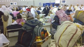 آلاف المعتمرين الجزائريين يواجهون الموت والجوع والإهانات في مطار جدة