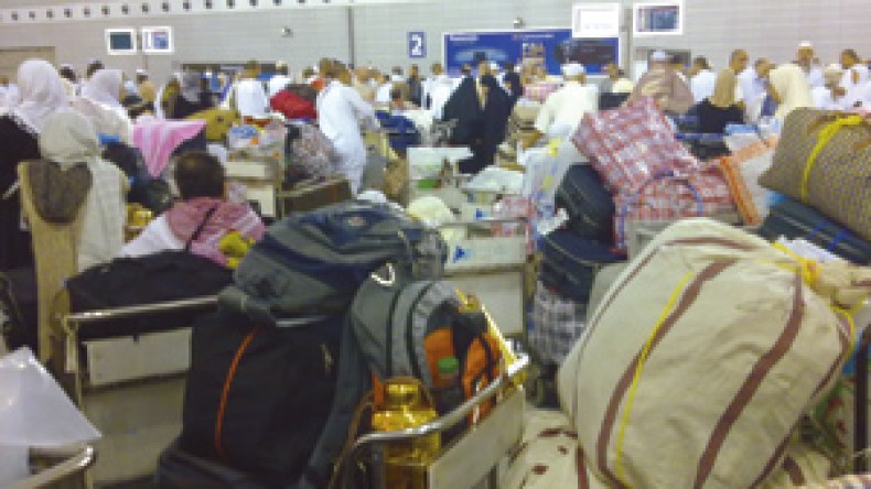 آلاف المعتمرين الجزائريين يواجهون الموت والجوع والإهانات في مطار جدة