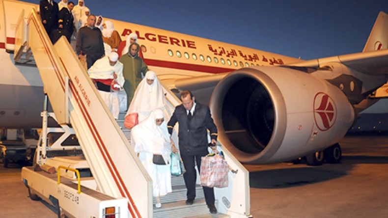 الخطوط الجزائرية “تمرمد” 300 حاج بمطار المدينة المنورة