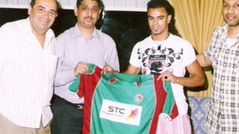 حاج‮ ‬عيسى‮ ‬يخطف‮ ‬النجومية‮ ‬في‮ ‬السعودية‮ ‬ويعد‮ ‬بالعودة‮ ‬للخضر