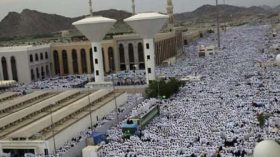 حجاج يسألون عن التكلفة الرسمية وآخرون ينوون التنازل بسبب الغلاء