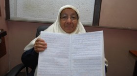 عجوز‭ ‬أمية‭ ‬في‭ ‬السبعين‭ ‬من‭ ‬عمرها‭ ‬تخط‭ ‬خمسة‭ ‬مصاحف‭ ‬بيديها