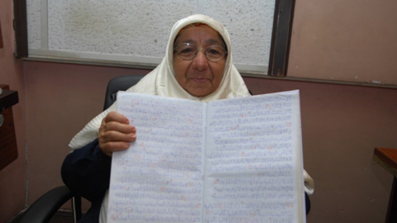 عجوز‭ ‬أمية‭ ‬في‭ ‬السبعين‭ ‬من‭ ‬عمرها‭ ‬تخط‭ ‬خمسة‭ ‬مصاحف‭ ‬بيديها